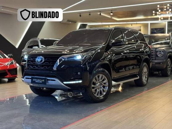 TOYOTA HILUX SW4 2.8 D-4D TURBO DIESEL SRX 7L 4X4 AUTOMÁTICO